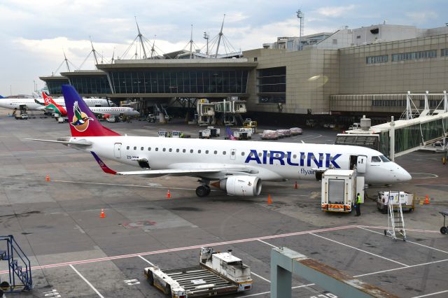 Embraer ERJ-190 (ZS-YAH) - Airlink Embraer ERJ-190AR ZS-YAH in Johannesburg 