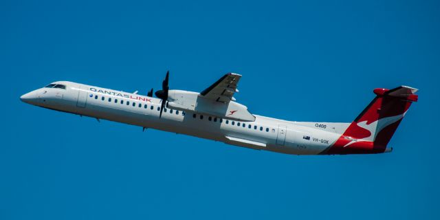 de Havilland Dash 8-400 (VH-QOK)