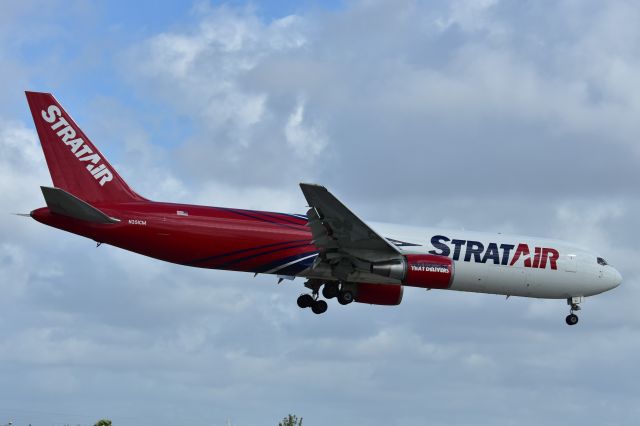 BOEING 767-300 (N351CM)