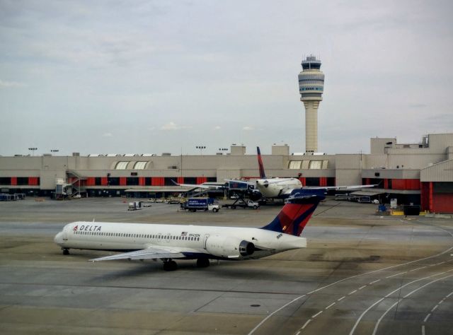 McDonnell Douglas MD-90 (N943DN)