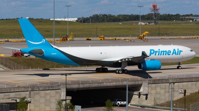 Airbus A330-300 (N4621K) - Taxing from Amazon to depart