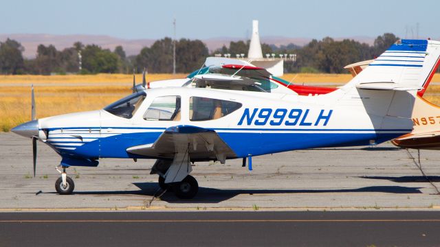 Rockwell Commander 114 (N999LH) - The little cousin to the Commander 500 family, the Commander 112 is a great little four seater.