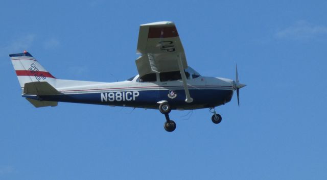 Cessna Skyhawk (N981CP) - On final is this 1997 Cessna Skyhawk 172R in the Autumn of 2020.