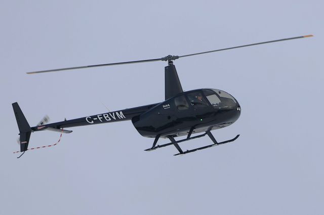 Robinson R-44 (C-FBVM) - C-FBVM Robinson R-44 II Québec Hélicoptères Inc. Survolant le fleuve St-Laurent QC. à Lavaltrie Le 09-02-2025 à 15:34.