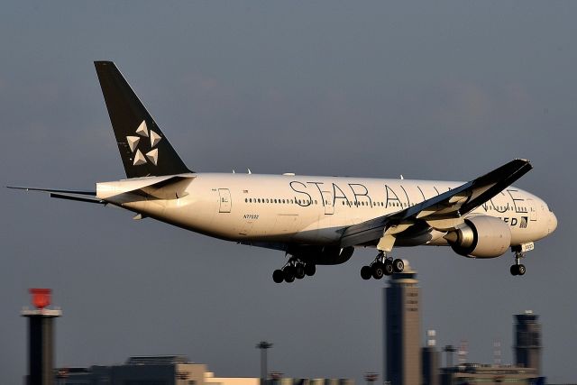 Boeing 777-200 (N77022) - Star Alliance special painting aircraft.