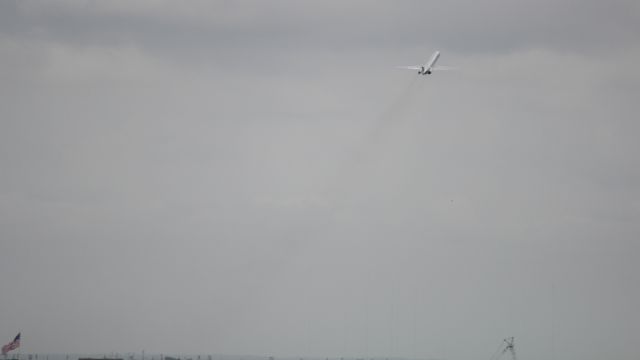 McDonnell Douglas MD-82 (N7550) - Smoky old bird taking off 9 days before her retirement.