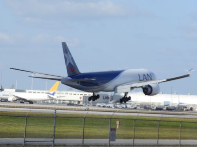 BOEING 777-200LR (N776LA)