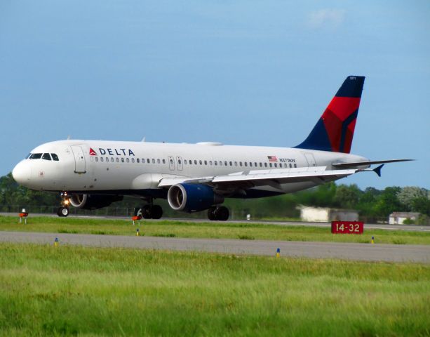 Airbus A320 (N371NW)