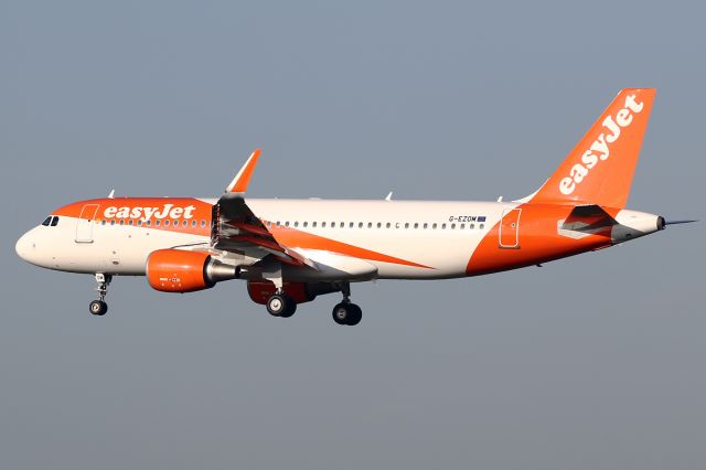 Airbus A320 (G-EZOM)