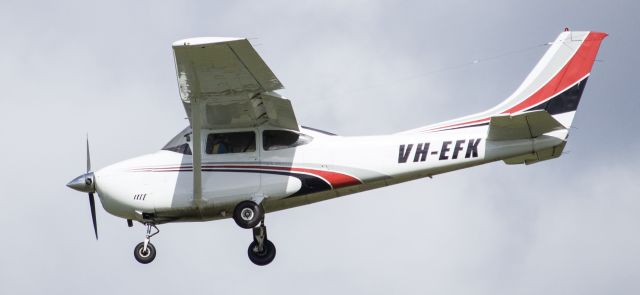 Cessna Skylane (VH-EFK) - VH-EFK Landing back at Coolangatta after dropping the lawn darts 