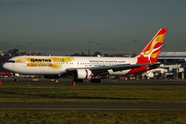 BOEING 767-300 (VH-OGL) - BIG PLANE ... little talent ... even smaller fan club