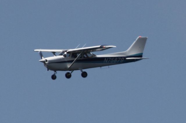 Cessna Skyhawk (N75879) - Over Mercer Island, WA