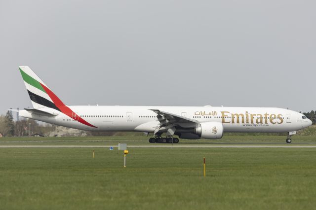 Boeing 777-200 (A6-ENA) - East of runway R04