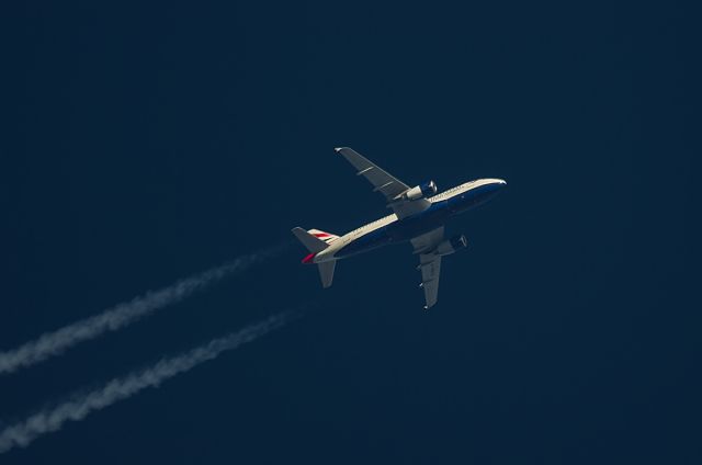 Airbus A319 (G-DBCG) - 31/1/2015 British Airways Airbus A319 G-DBCG Passes overhead West Lancashire,England,UK at 31,000ft working route Glasgow Scotland-London Gatwick BA2957 (Callsign "Shuttle 10 Bravo").