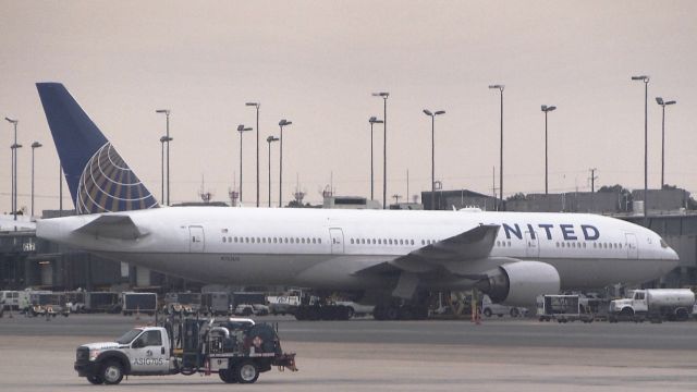 Boeing 777-200 (N782UA)