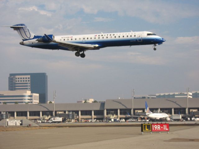 Canadair Regional Jet CRJ-700 (N753SK) - Landing on RWY 19R