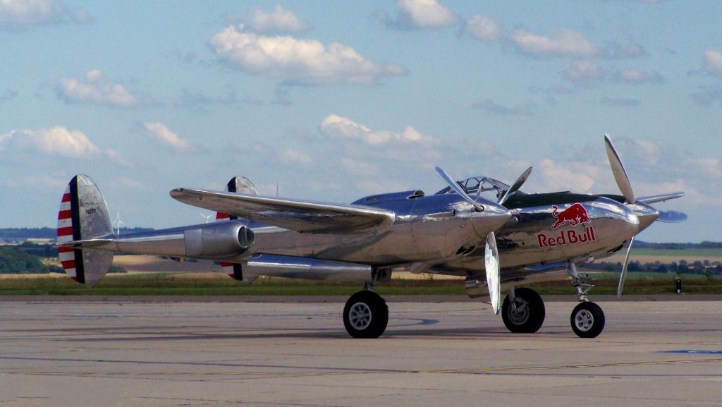 Lockheed P-38 Lightning (N25Y) - Tankstopp