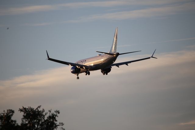 Boeing 737 MAX 9 (N37521)