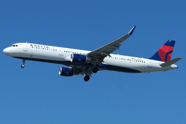 Airbus A321 (N307DX)