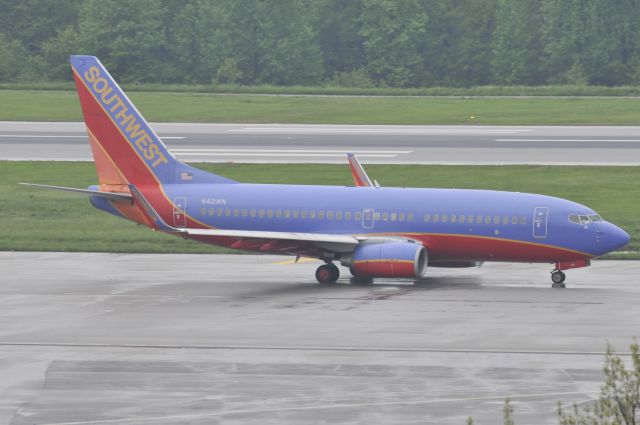 Boeing 737-700 (N412WN) - Seen at KBWI on 5/3/2009, a dark and rainy day.