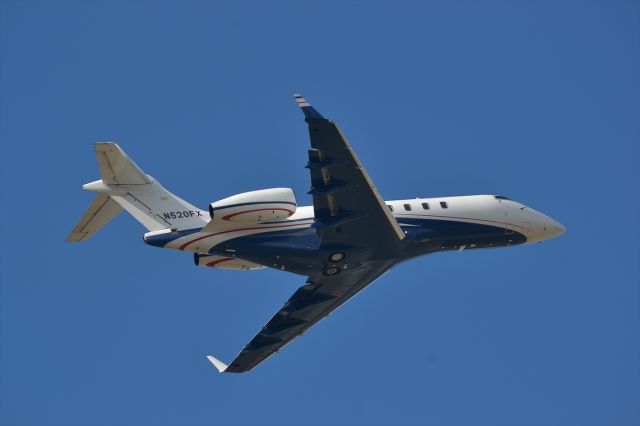 Bombardier Challenger 300 (N520FX) - Challenger 300 N520FX leaps up and out of 3R at KLUK.