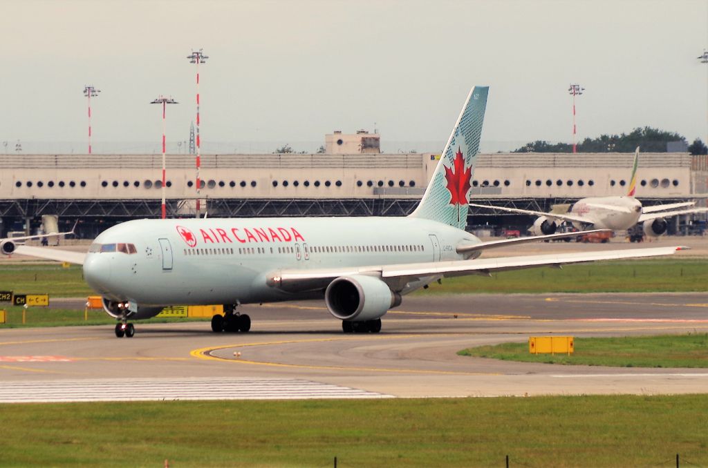 BOEING 767-300 (C-FCPA)