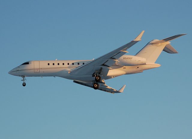 Bombardier Global 5000 (N343DF) - Late afternoon arrival on runway 6.