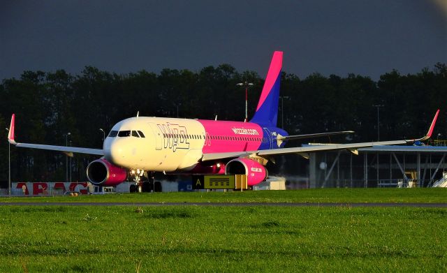 Airbus A320 (HA-LPK) - EPLB