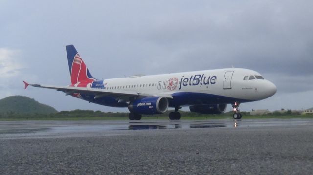 Airbus A320 (N605JB)