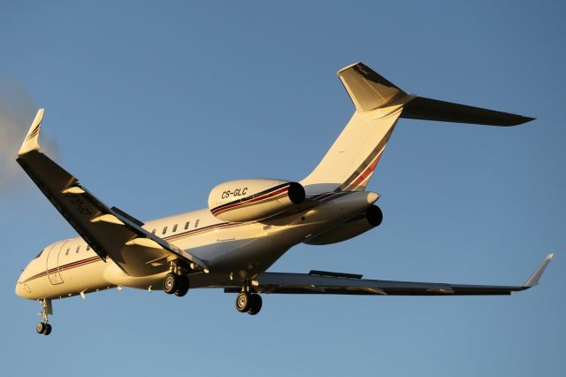 Bombardier Global Express (CS-GLC) - Approaching London City Airport.