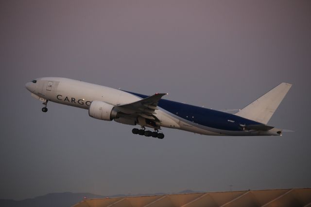 BOEING 777-200LR (N702GT)