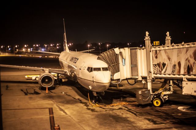 Boeing 737-700 —