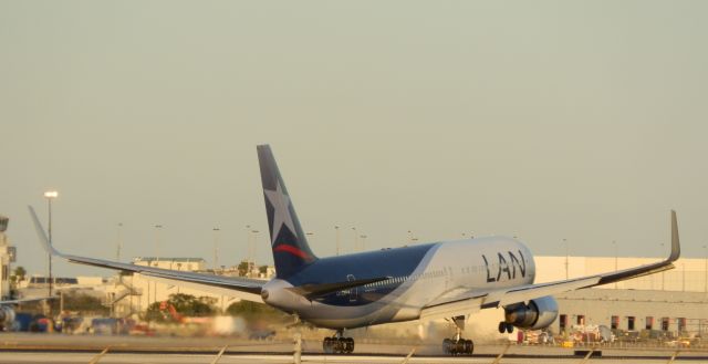 BOEING 767-300 (CC-CXF)