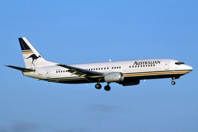 BELL-AGUSTA AB-139 (VH-TJE) - AUSTRALIAN AIRLINES - BOEING 737-376 - REG : VH-TJE (CN 24430/1820) - ADELAIDE INTERNATIONAL AIRPORT SA. AUSTRALIA - YPAD (3/8/1992)