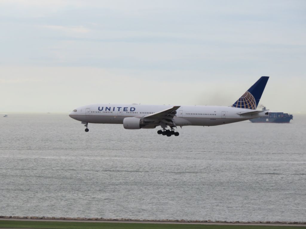 Boeing 777-200 (N792UA) - on arrival from Chicago Ohare