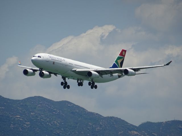 Airbus A340-300 (ZS-SXB)