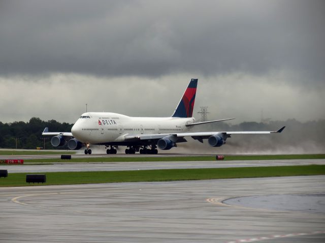 Boeing 747-400 (N662US)