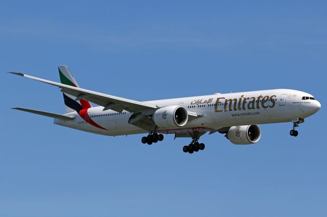 BOEING 777-300 (A6-EPR)