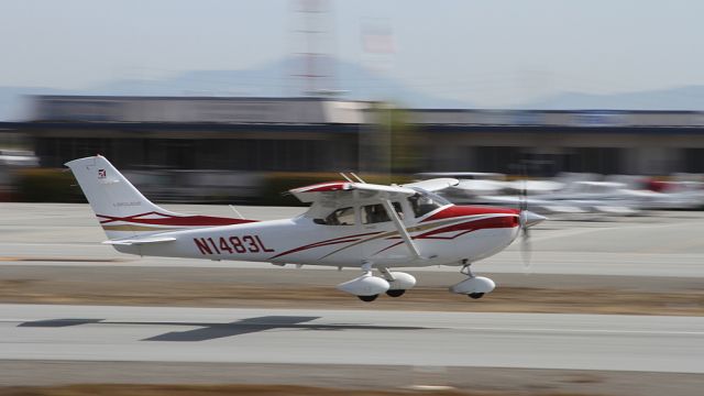 Cessna Skylane (N1482L) - I've always been a fan of this particular Cessna scheme - beautifully exemplified on this 182. (unfortunately my autofocus didn't "take" so it ended up blurry)