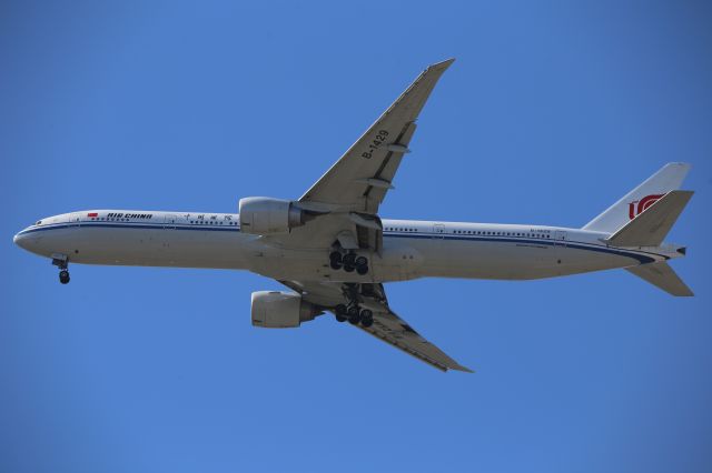 BOEING 777-300ER (B-1429)