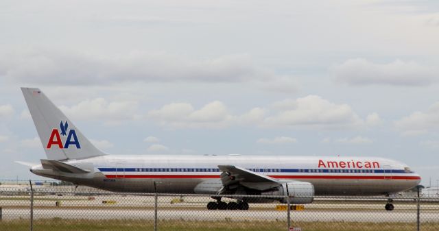 BOEING 767-300 (N371AA)