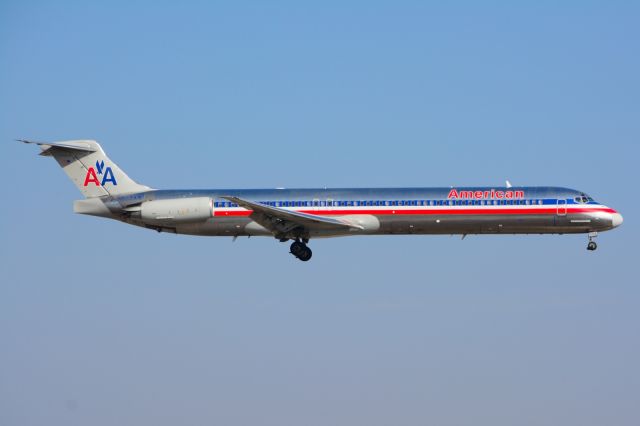 McDonnell Douglas MD-80 (N552AA) - N552AA - American - MD-80 - Arriving KDFW 02/08/2014. These planes are rapidly going away so I will be adding more MD-80 to FA in the future for historical reasons.