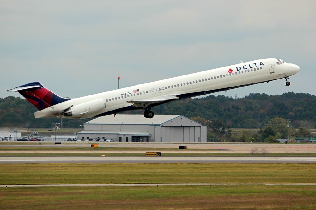 McDonnell Douglas MD-88 (N942DL) - MD-88 departing Nashville