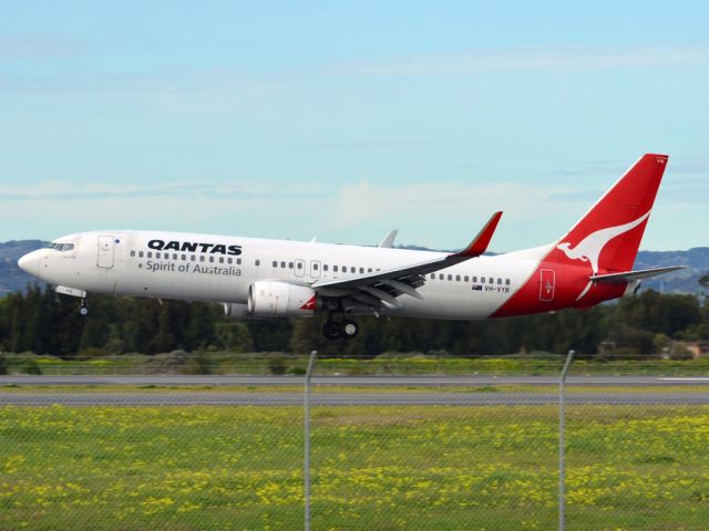 Boeing 737-800 (VH-VYB) - About to put down on runway 05. Thursday 12th July 2012.