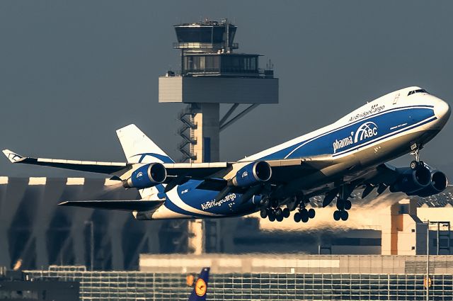 Boeing 747-400 (VQ-BHE)