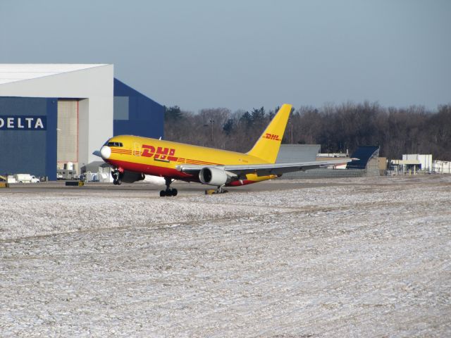 BOEING 767-200 (N793AX)