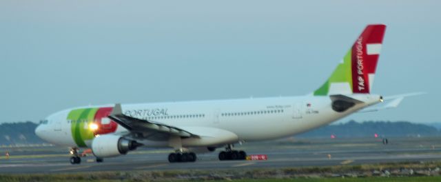 Airbus A330-200 (CS-TOM)