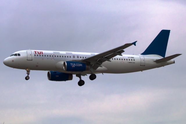 Airbus A320 (LY-OWL) - Return of the Lithuanian A320s to YYZ... this one operating for Sunwing. Oct 2019