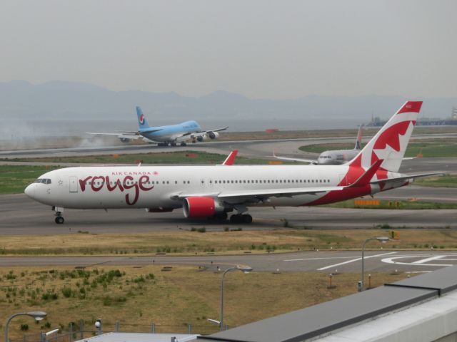 BOEING 767-300 (CFМWU) - ぼく管みたいな一コマ。