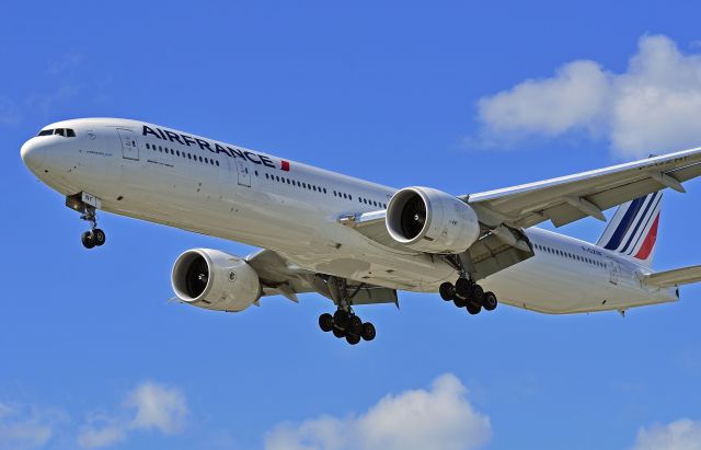 BOEING 777-300 (F-GZNF)